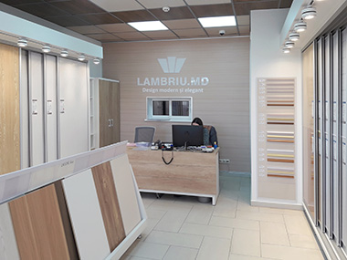 Витрина магазина LAMBRIU.MD с пластиковой вагонкой